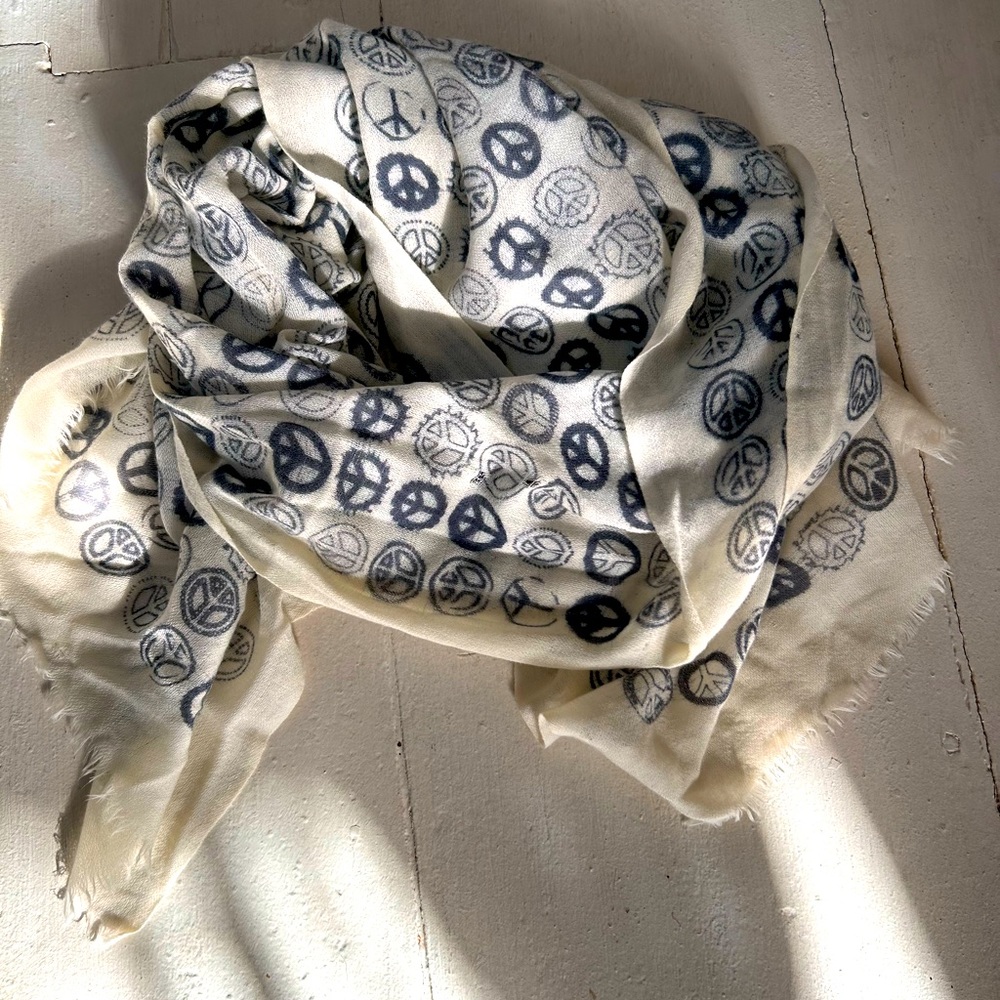 ARMAND DIADORIAN 💯 CASHMERE SCARF.